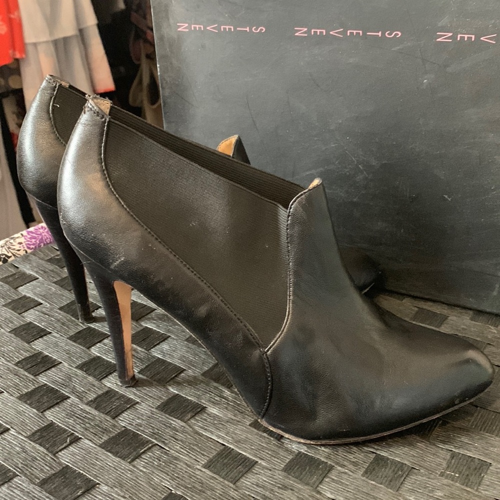 Steven by Steve Madden Nvade black leather heeled booties. Size 10 with box